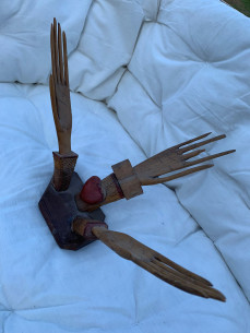 Talla en madera (manos y corazón)