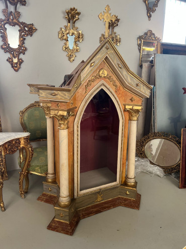 Antigua urna de altar