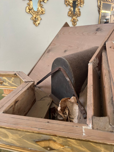 Antigua urna de altar