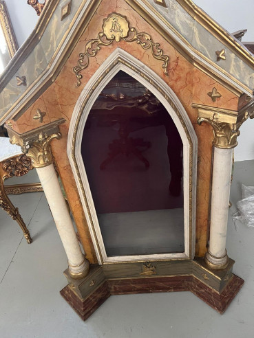 Antigua urna de altar