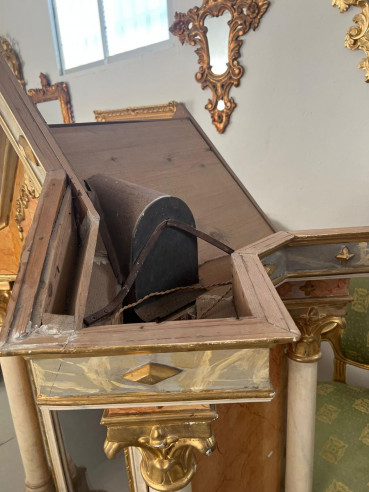 Antigua urna de altar