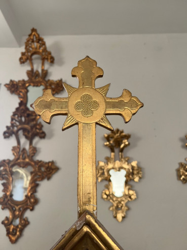 Antigua urna de altar