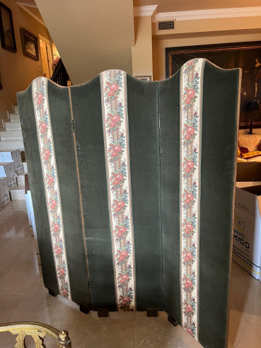 Elegante biombo tapizado