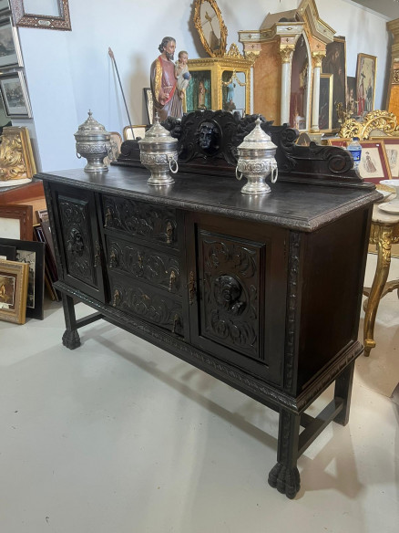 Aparador renacentista con cajones y puertas