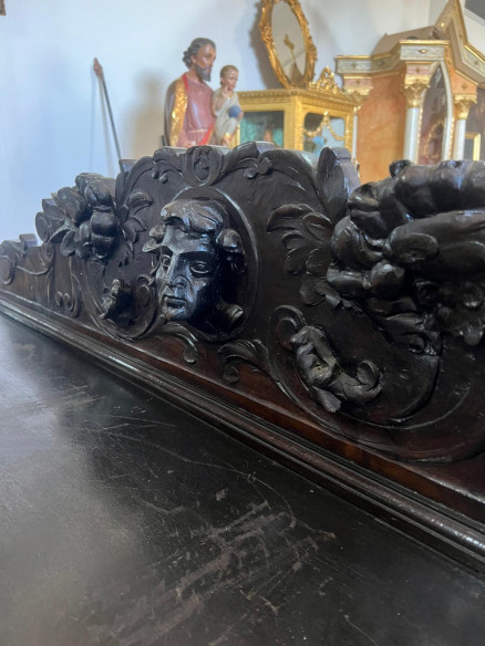 Aparador renacentista con cajones y puertas