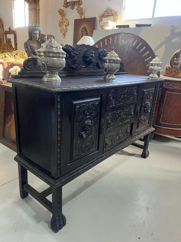 Aparador renacentista con cajones y puertas