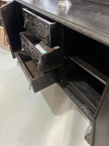 Aparador renacentista con cajones y puertas