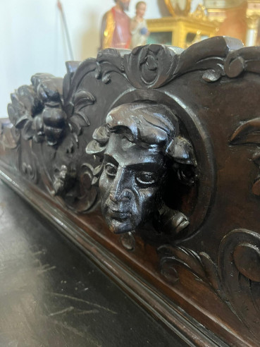 Aparador renacentista con cajones y puertas