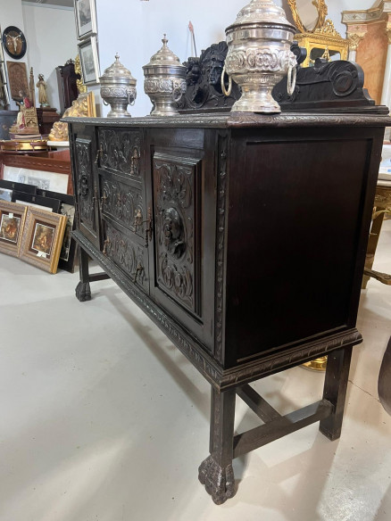 Aparador renacentista con cajones y puertas