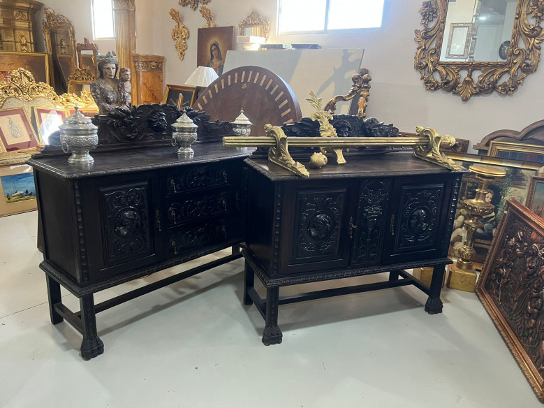 Aparador renacentista con cajones y puertas