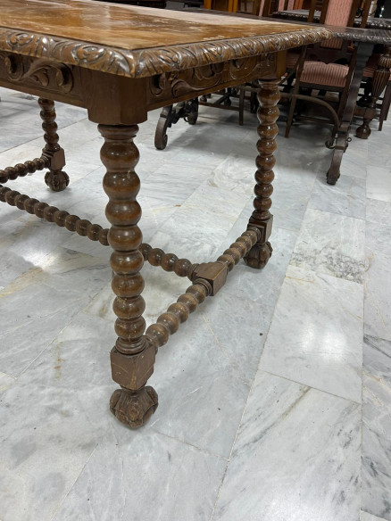 Mesa con pata torneada