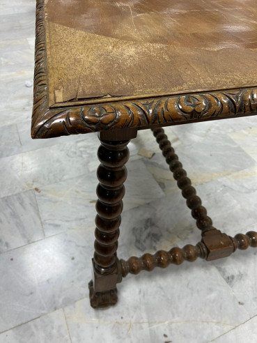 Mesa con pata torneada