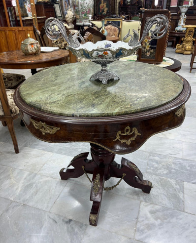 Mesa con adornos en bronce y tapa de mármol verde.