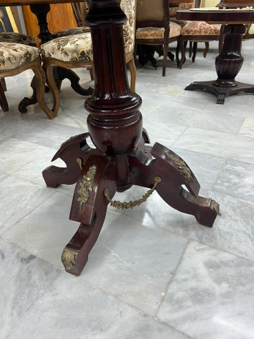 Mesa con adornos en bronce y tapa de mármol verde.