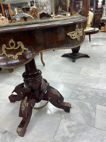 Mesa con adornos en bronce y tapa de mármol verde.