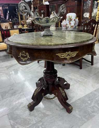 Mesa con adornos en bronce y tapa de mármol verde.