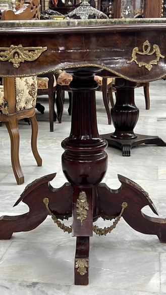 Mesa con adornos en bronce y tapa de mármol verde.