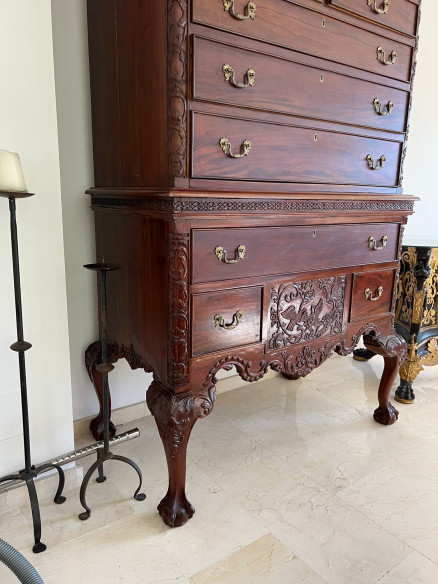 Gran Mueble Aparador estilo Chippendale con cajones.